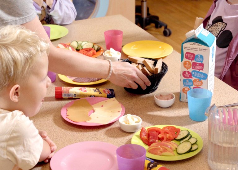 Barn som spiser brødmåltid i barnehagen.