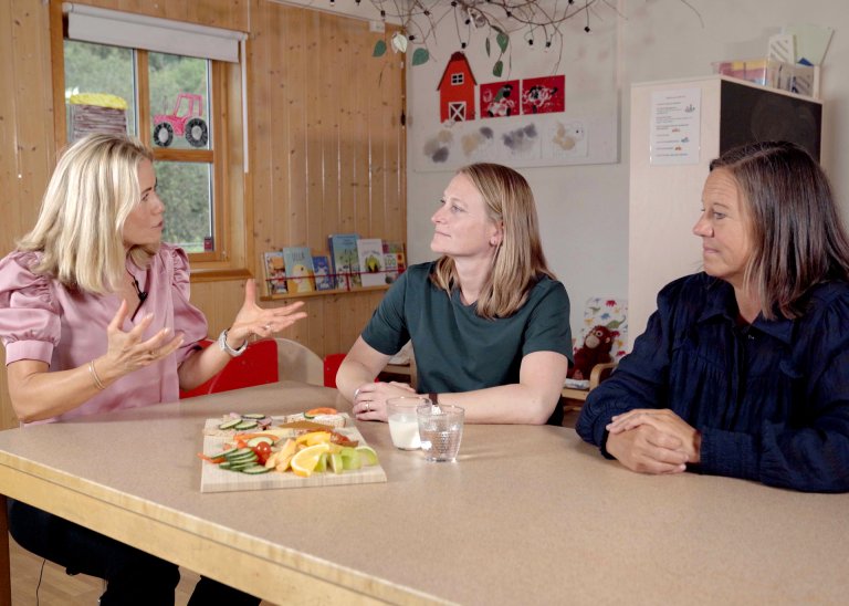 Tine Sundfør, Silje Vatshelle og Lill Kristin Ryland diskuterer kosthold i barnehagen.
