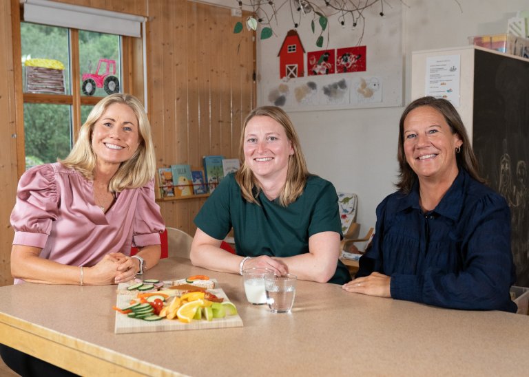 Tine Sundfør, Silje Vatshelle og Lill Kristin Ryland diskuterer kosthold i barnehagen.