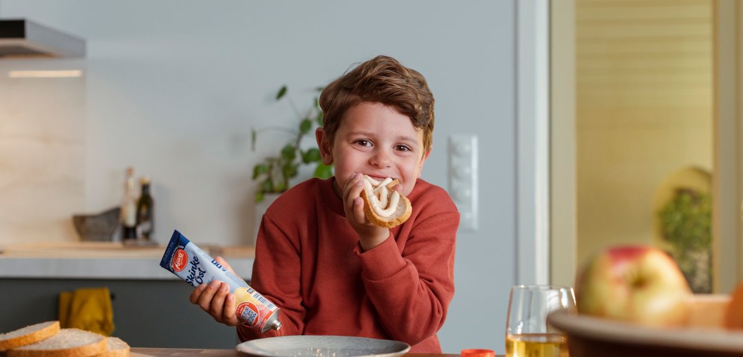 Søt gutt spiser skinkeost