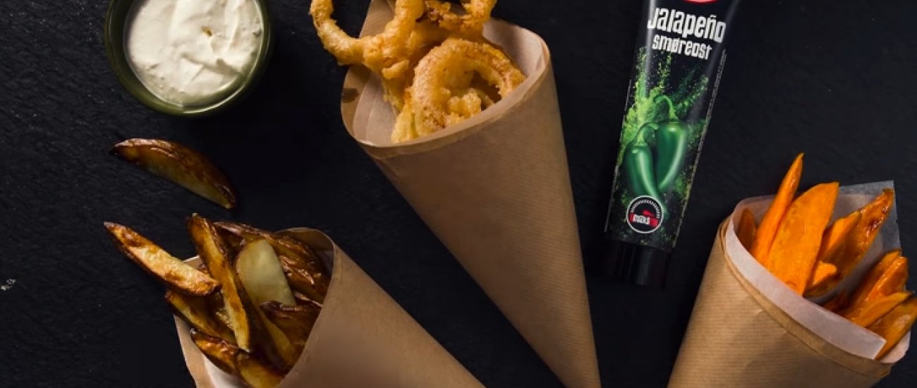 Friterte poteter og løkringer med ostedipp Friterte poteter og løkringer med ostedipp