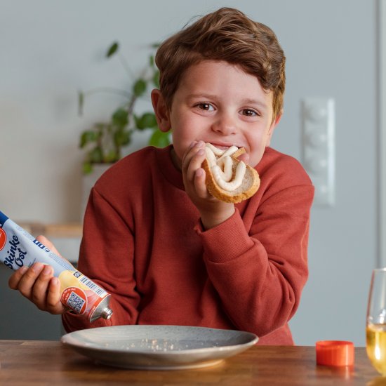 Søt gutt spiser skinkeost