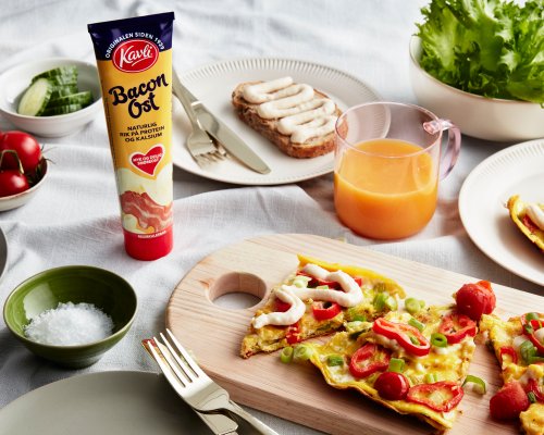 Frokostomelett med baconost, paprika og vårløk